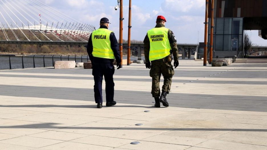 Koronawirus. Warszawa. W niedzielę i w poniedziałek policja wystawiła w sumie 162 mandaty.