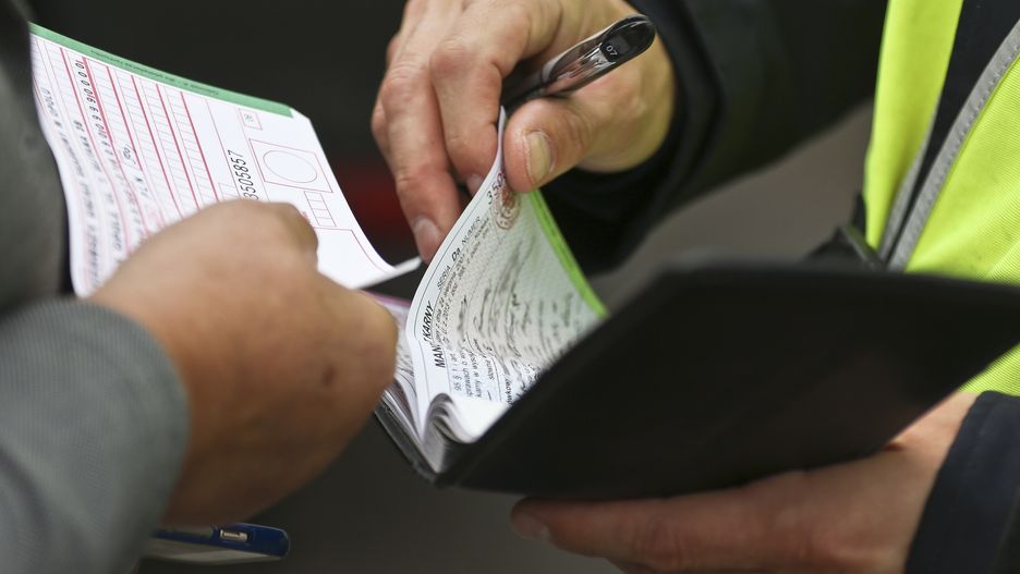Mandat można opłacić przelewem, na poczcie, a od niedawna również na miejscu - za pomocą karty płatniczej