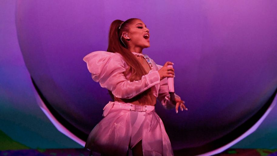 Ariana Grande ma krótkie i nieokiełznane włosy