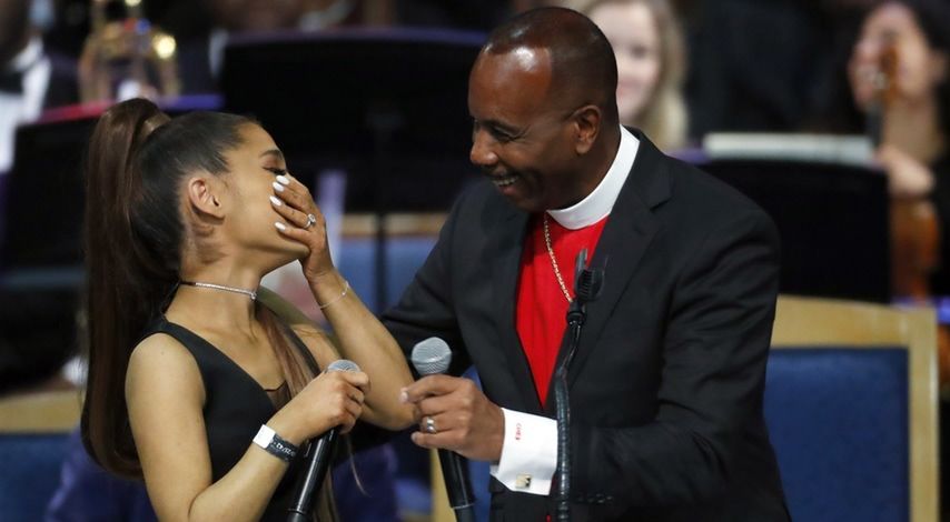 Biskup dotknął piersi Ariany Grande. Teraz się kaja