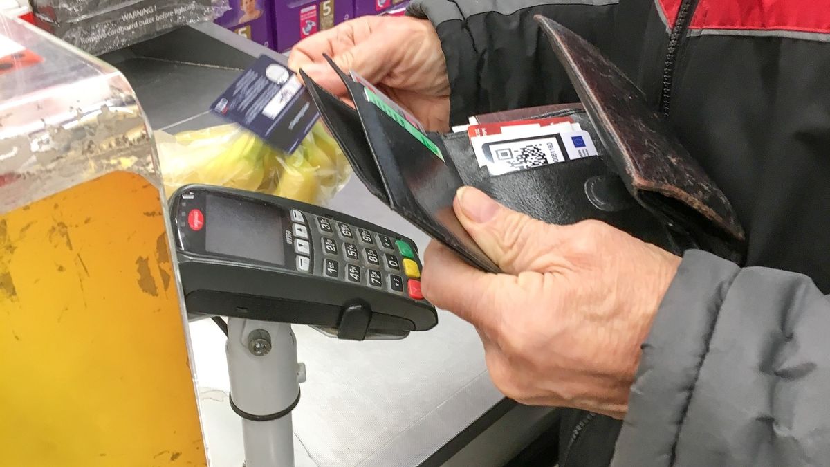 Ludzie, zamiast w sklepach, coraz częściej robią zakupy w internecie