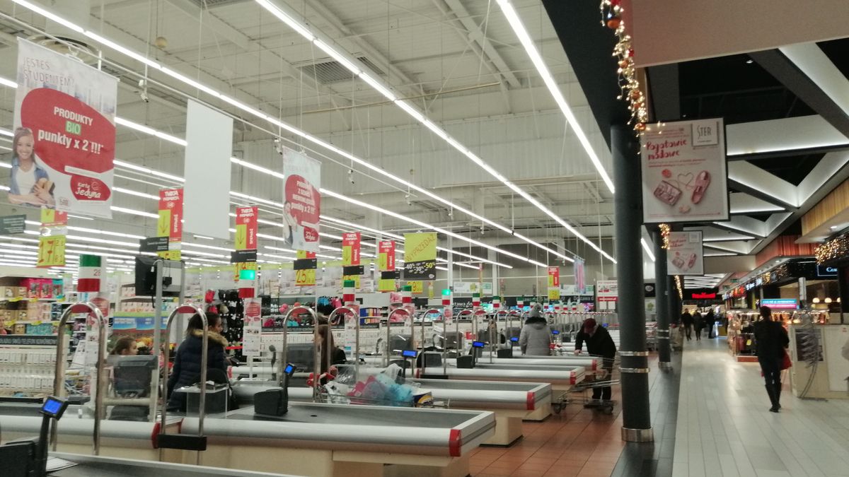 - Zakaz handlu musi trafić do kosza, ale pracownicy powinni mieć dwie wolne niedziele - uważają eksperci think tanku.