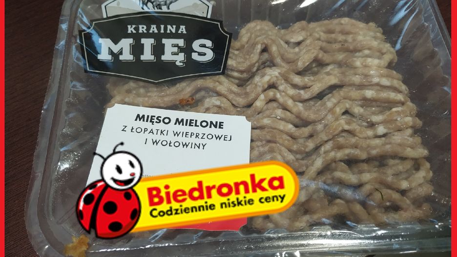 Taki kolor przybrało mięso kupione w Biedronce, które według informacji na opakowaniu było przydatne do spożycia.