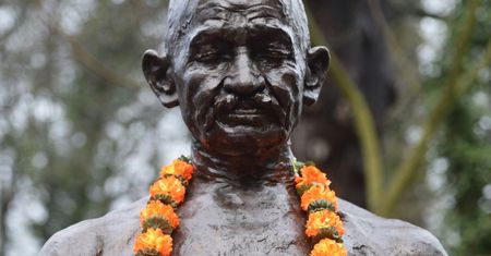 W 150 rocznicę urodzin skradziono prochy Gandhiego, a pomnik zniszczono