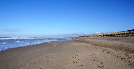 Szokujące znalezisko na plaży w Holandii. Morze wyrzuciło urny z prochami