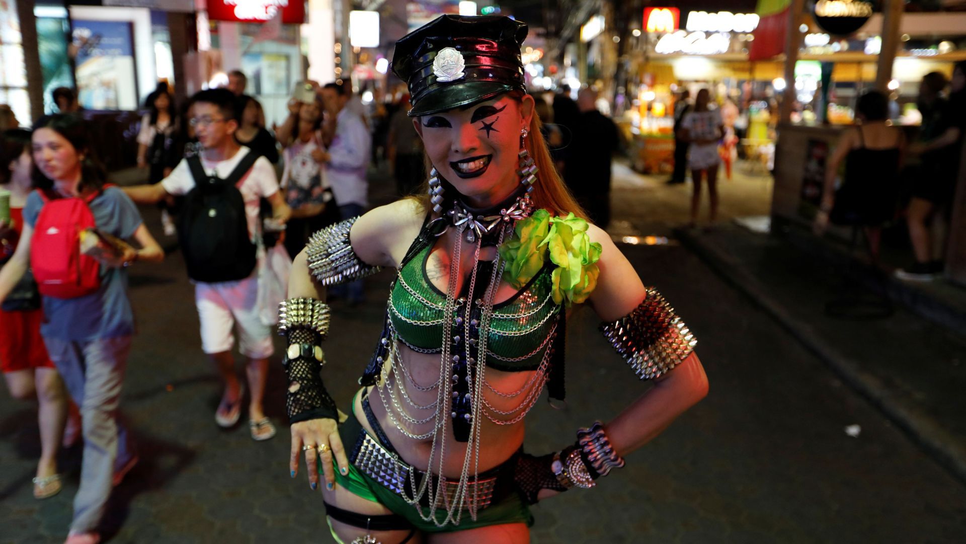 Kobieta promująca klub go-go na jednej z ulic Pattayi.