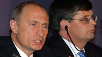 Rosyjski prezydent Wladimir Putin i przewodniczacy Rady Europy, holenderski premnier Jan Peter Balkenende podczas konferencji prasowej