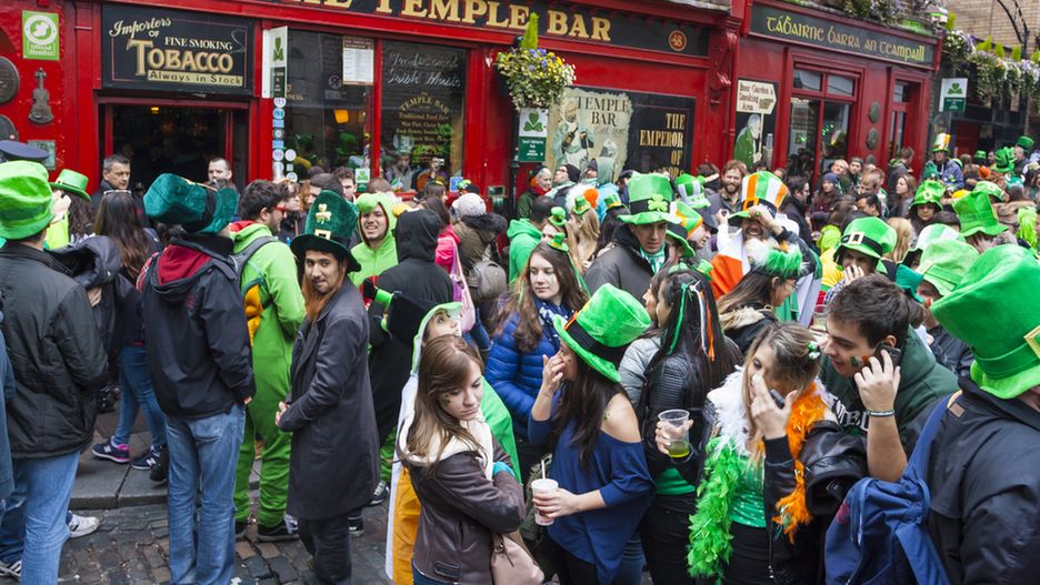 17 marca ulice irlandzkich miast są pełne świętujących ludzi w różnym wieku