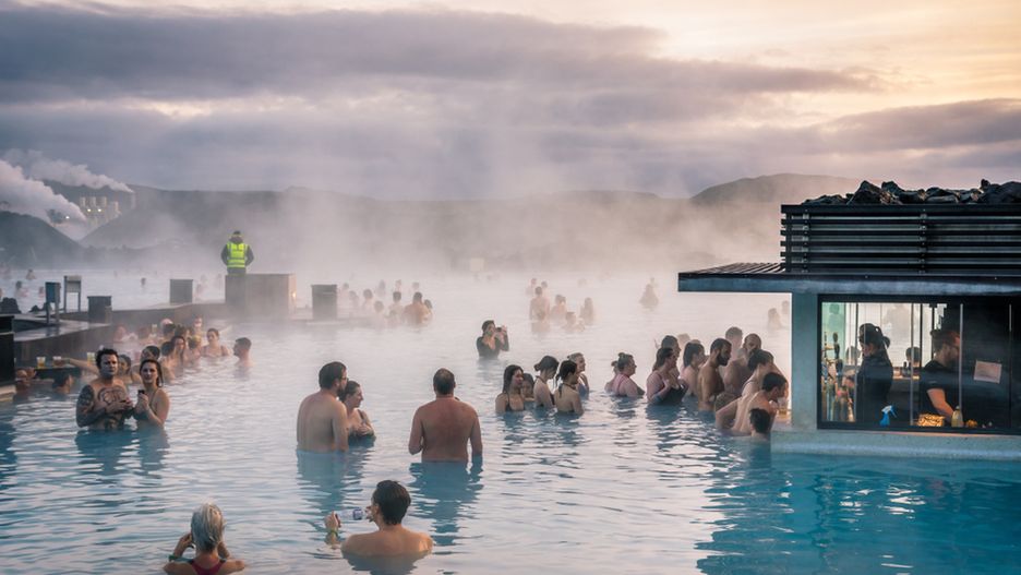 Na Islandii, oprócz źródeł naturalnych, są jeszcze dobrze zorganizowane komercyjne miejsca - Thermal baths - najczęściej kompleksy basenów na otwartym powietrzu