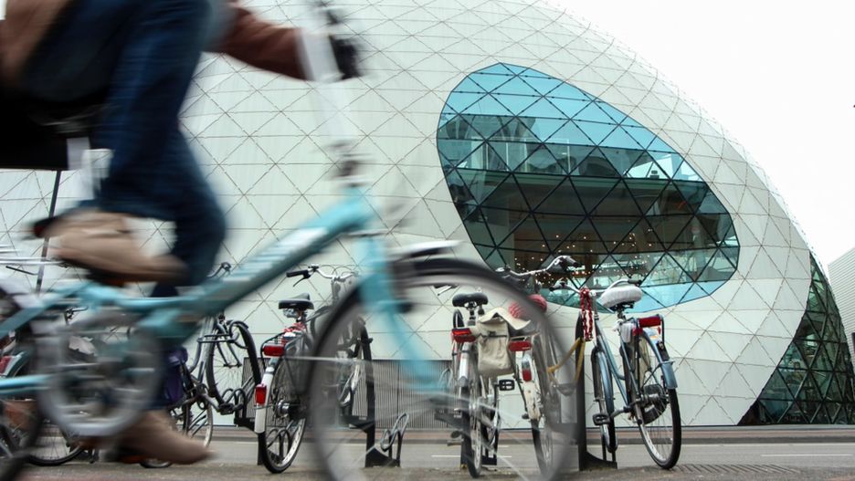 Lotnisko w Eindhoven jest bardzo dobrze skomunikowane z miastem, a podróż do centrum zajmuje zaledwie 20 min