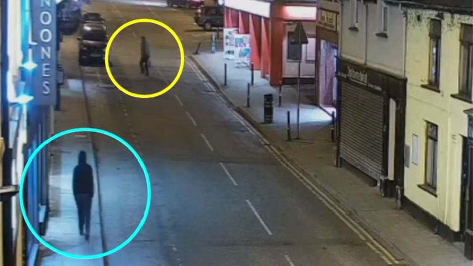 Polaka i mężczyznę w kapturze zarejestrowała kamera na budynku na Main St. w Magherze