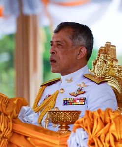 Król Tajlandii otwarcie przyznał się do poligamii. Ze swoimi partnerkami występuje publicznie