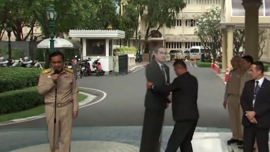 Premier Tajlandii i jego tekturowa podobizna