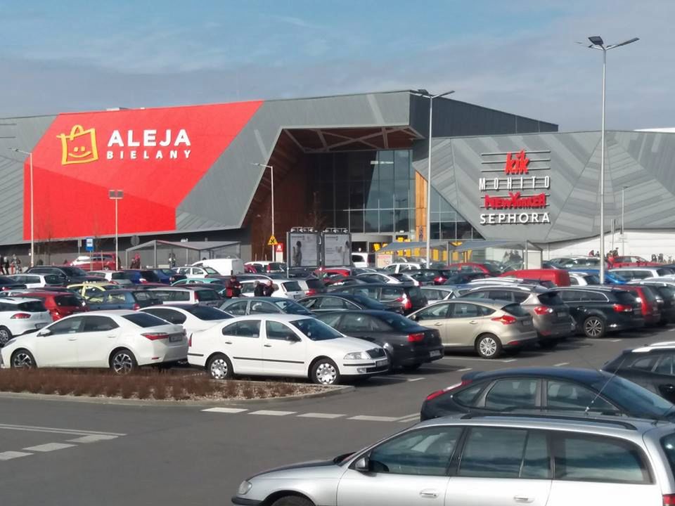 Aleja Bielany - wrocławska galeria przeżywa oblężenie. Na parkingach brakuje miejsc i kierowcy odjeżdżają z kwitkiem. 