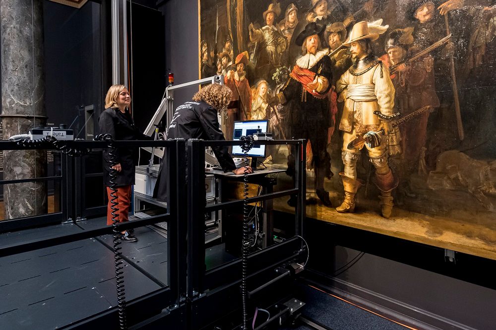 "Nocna straż" Rembrandta odświeżana. Dzieło sztuki na czas remontu... w klatce