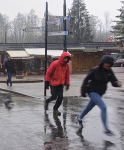 Zimna majówka w Tatrach. Deszcz i śnieg pokrzyżują wielu turystom plany