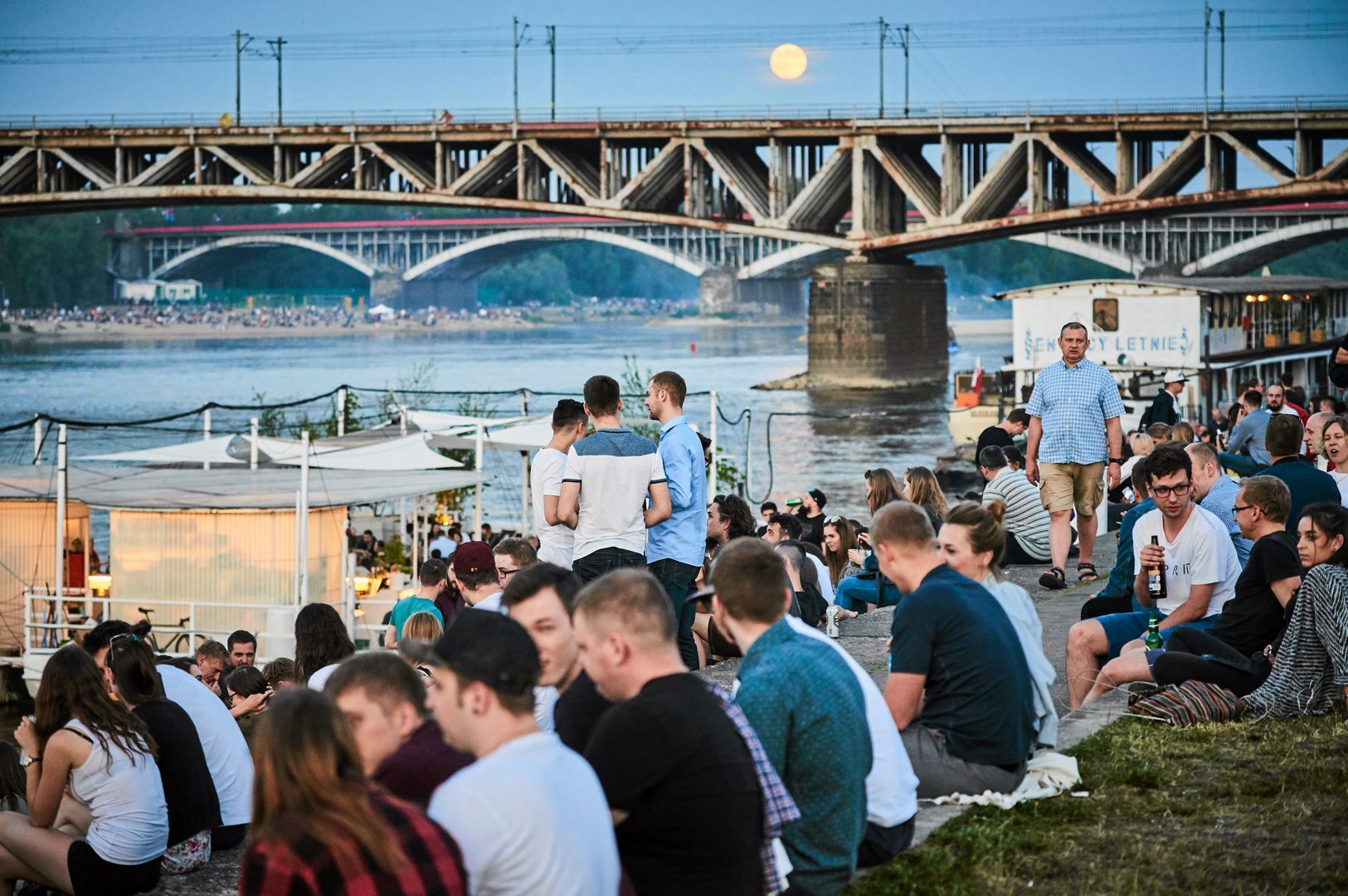 Wkrótce picie piwa nad Wisłą może być zakazane. PiS pracuje nad nowelizacją prawa.