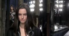 Christopher Kane w industrialnej scenerii