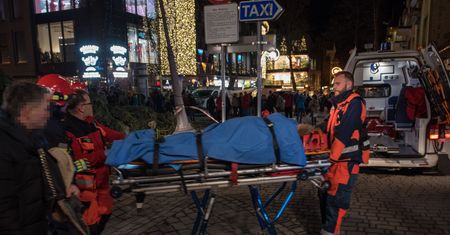 Zakopane. Wiatr halny przewrócił choinkę na ludzi. Turystka ma złamaną nogę