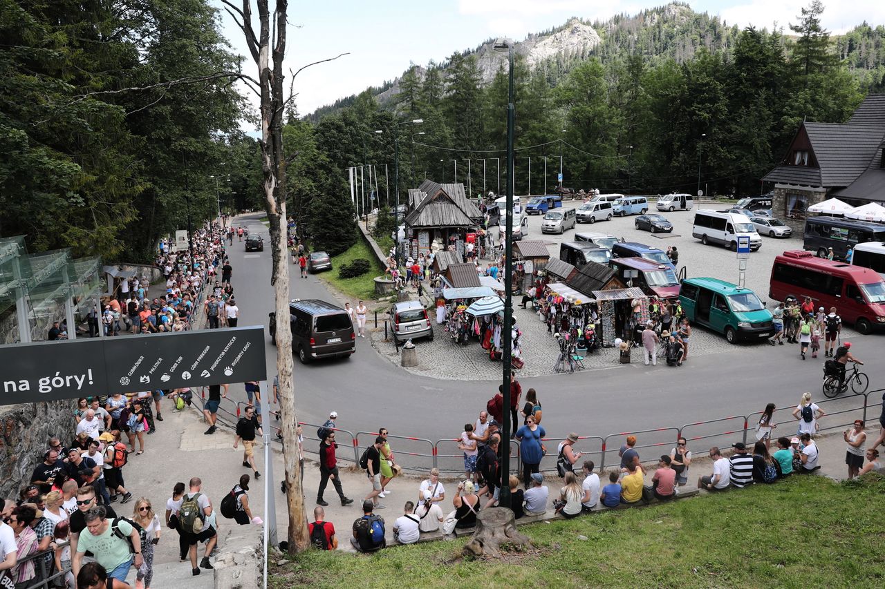 Zakopane. Tłumy pod Tatrami - korki na drogach dojazdowych i kolejki na szlakach