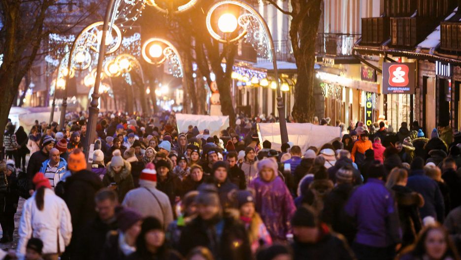 Zatłoczone Krupówki na sylwestra