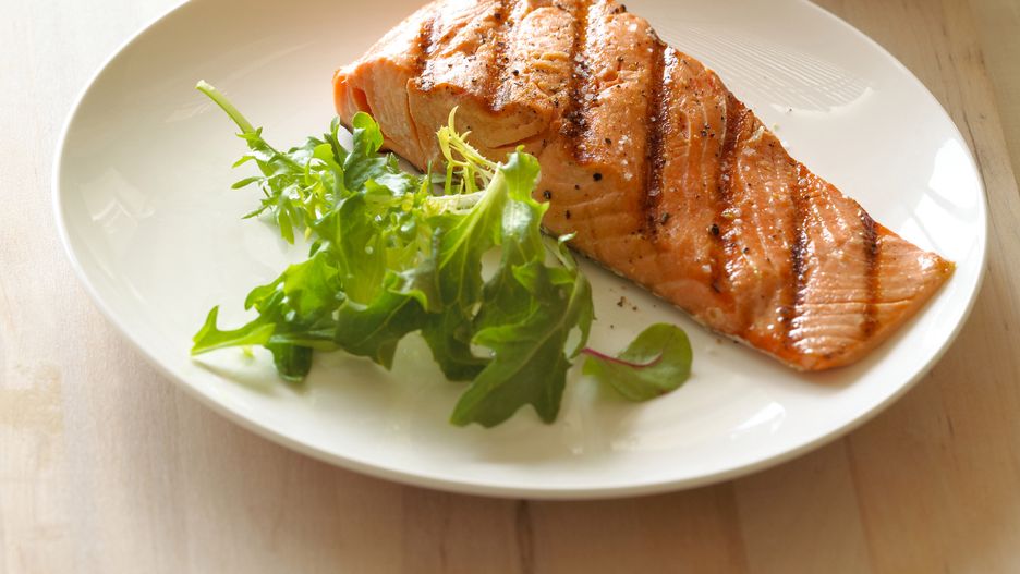 Smażony łosoś z kaszą jaglaną i grillowanymi warzywami