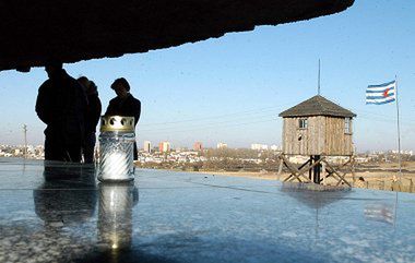 Płoną znicze na terenie byłego obozu zagłady na Majdanku