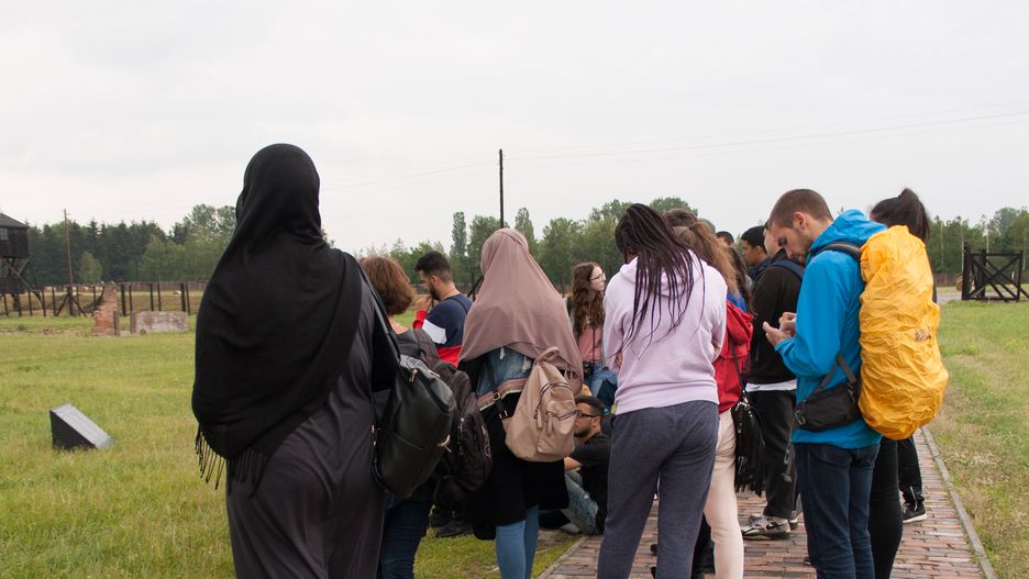 Uczniowie z Berlina zwiedzają obóz na Majdanku