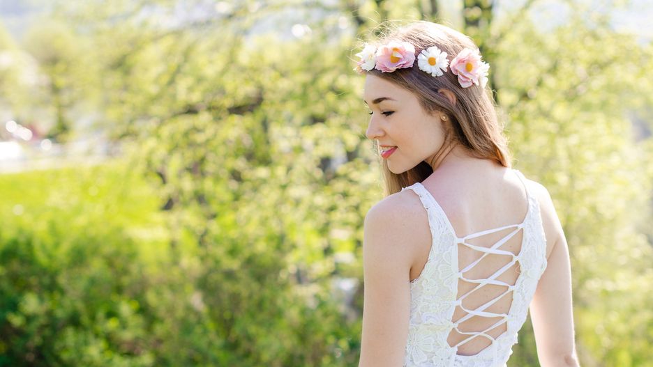 Odsłonięte plecy dodają strojowi lekkości