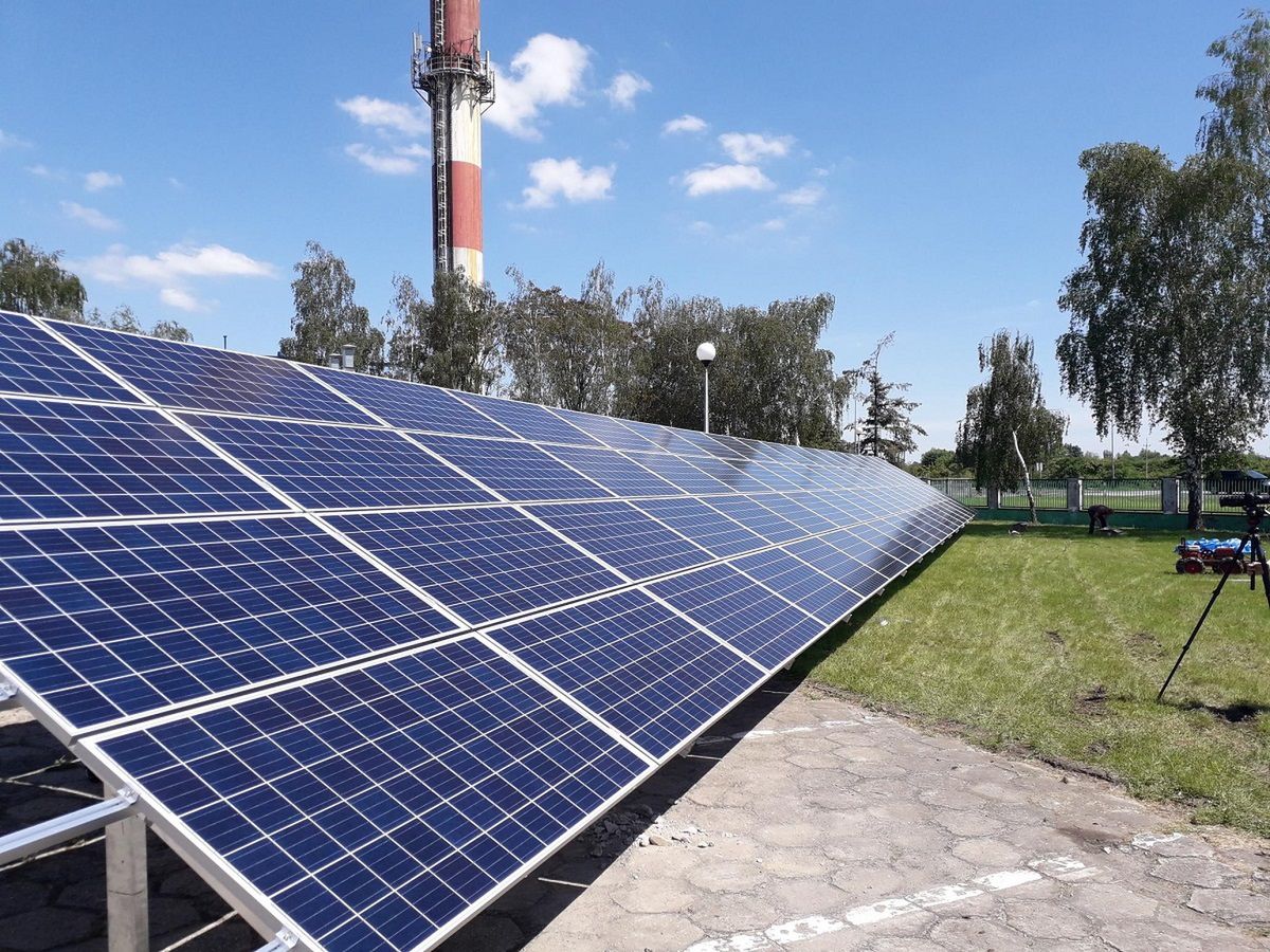 Fotowoltaika na gruncie - przebieg instalacji, zalety montażu na gruncie