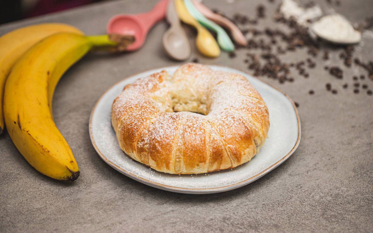 Ciastka z bananem i sosem czekoladowym na cieście francuskim. Pyszny i prosty deser