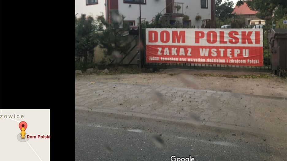 Transparent znajdował się na bramie wjazdowej do firmy, która oferuje noclegi koło Wrocławia.