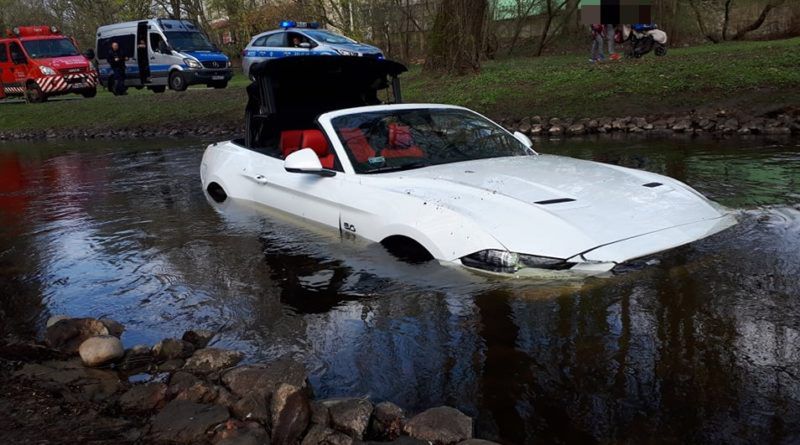 Koszalin. Warte blisko 100 tys. złotych auto wpadło do rzeki