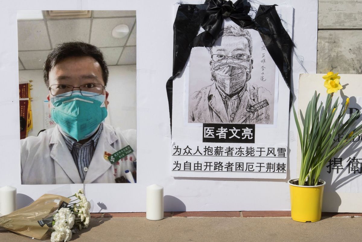 Koronawirus na świecie. Policja z Wuhan przeprosiła rodzinę lekarza Li Wenlianga, który ostrzegał o wirusie