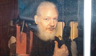 Julian Assange szpiegował i brudził w ambasadzie. Teraz stanie przed sądem