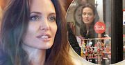 Angelina Jolie z dziećmi przyłapana w szale świątecznych zakupów! Dzięki paparazzi dokładnie wiemy, co włożyła do koszyka!
