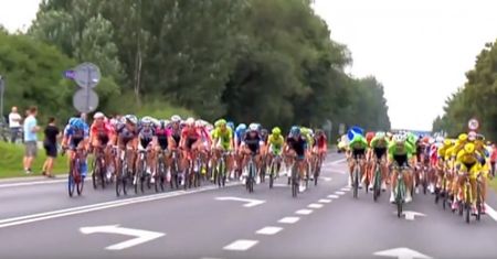 Zdecydowana interwencja policjanta. Funkcjonariusz bohaterem Tour de Pologne w Knurowie