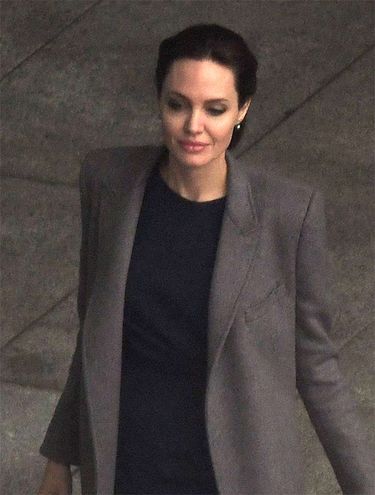 Angelina Jolie z dwiema drogimi torbami na lotnisku