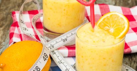 Żółte smoothie z mango i pomarańczy