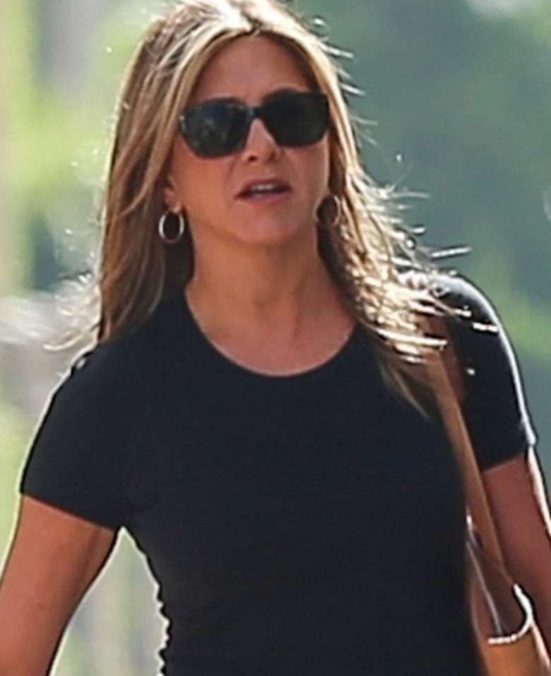 Jennifer Aniston w obcisłej czarnej koszulce