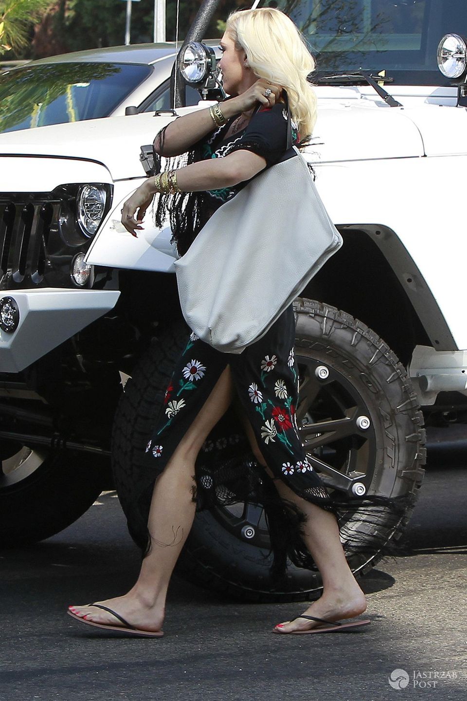 Gwen Stefani wchodzi z kościoła