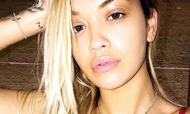 Rita Ora podniosła ciśnienie klientom kawiarni! Zobaczcie tylko w jakim stroju delektowała się gorącą herbatką