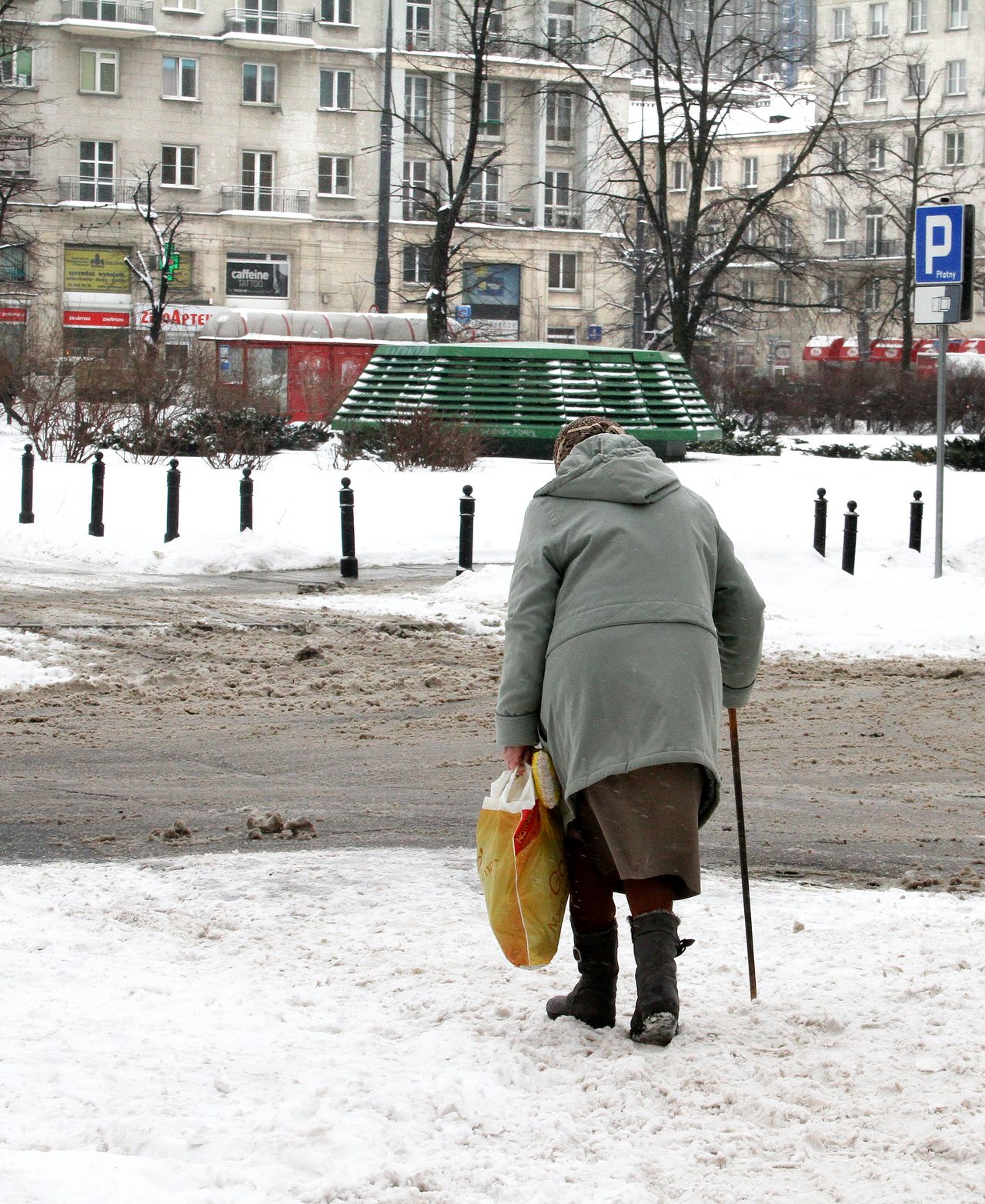 Starsza pani koczuje na klatce schodowej. Nie może się dostać do mieszkania