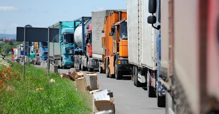 Gigantyczna kolejka przed przejściem granicznym w Dorohusku. Ponad 800 ciężarówek
