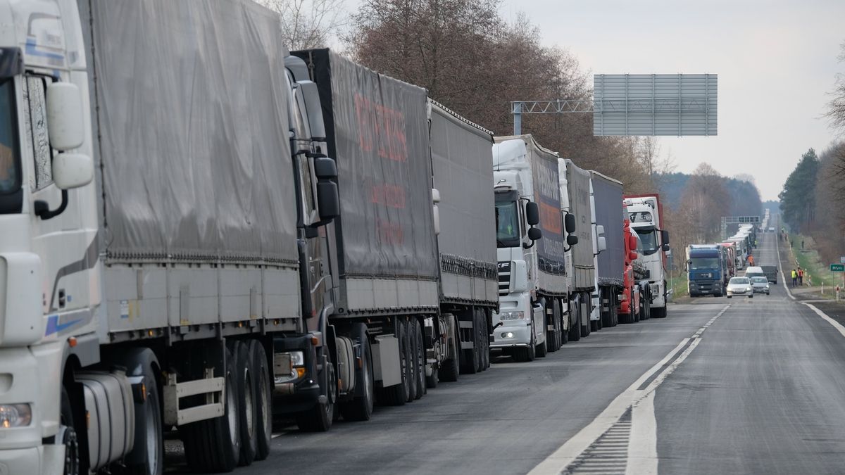 Kolejki na granicach i wyższe ceny. To skutki ewentualnego zmniejszenia strefy Schengen do kilku krajów