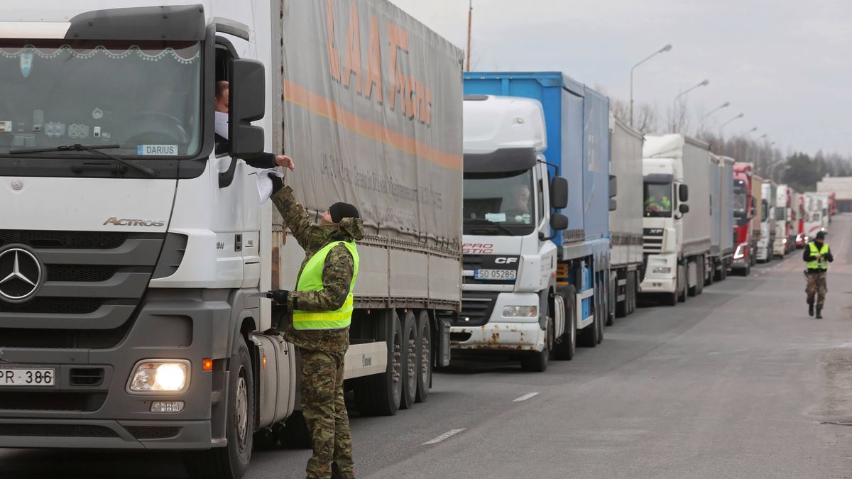 Kierowcy ciężarówek stoją nawet w kilkugodzinnych korkach.