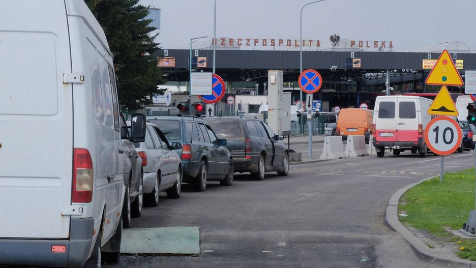 Ukraińskie samochody zarejestrowane w Polsce regularnie przekraczają granicę.