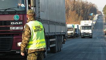 Kilkaset busów i TIR-ów oczekuje na odprawę przed polsko-ukraińskim przejściem granicznym w Korczowej