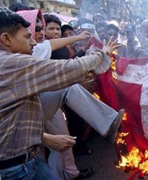 40 tysięcy Pakistańczyków demonstrowalo przeciw karykaturom Mahometa