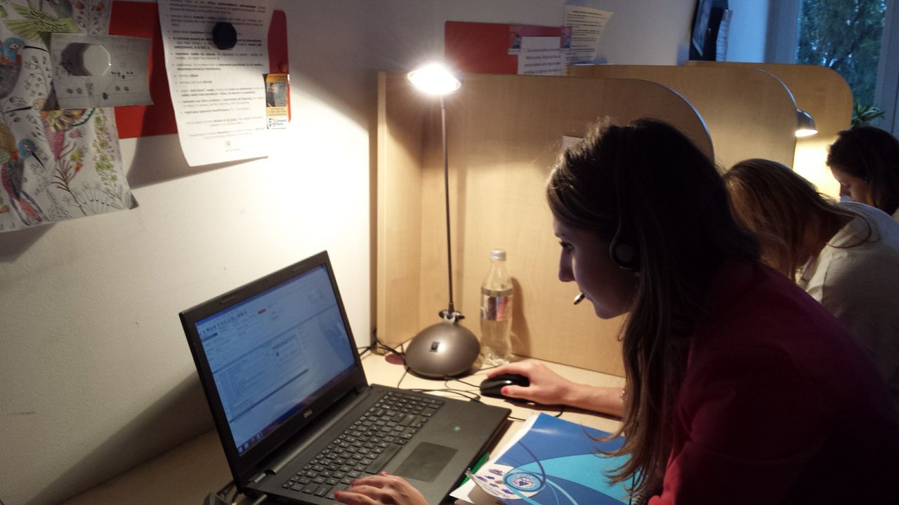 "Staram się być silny, a w środku umieram". Dziecko połyka garść tabletek i dzwoni 